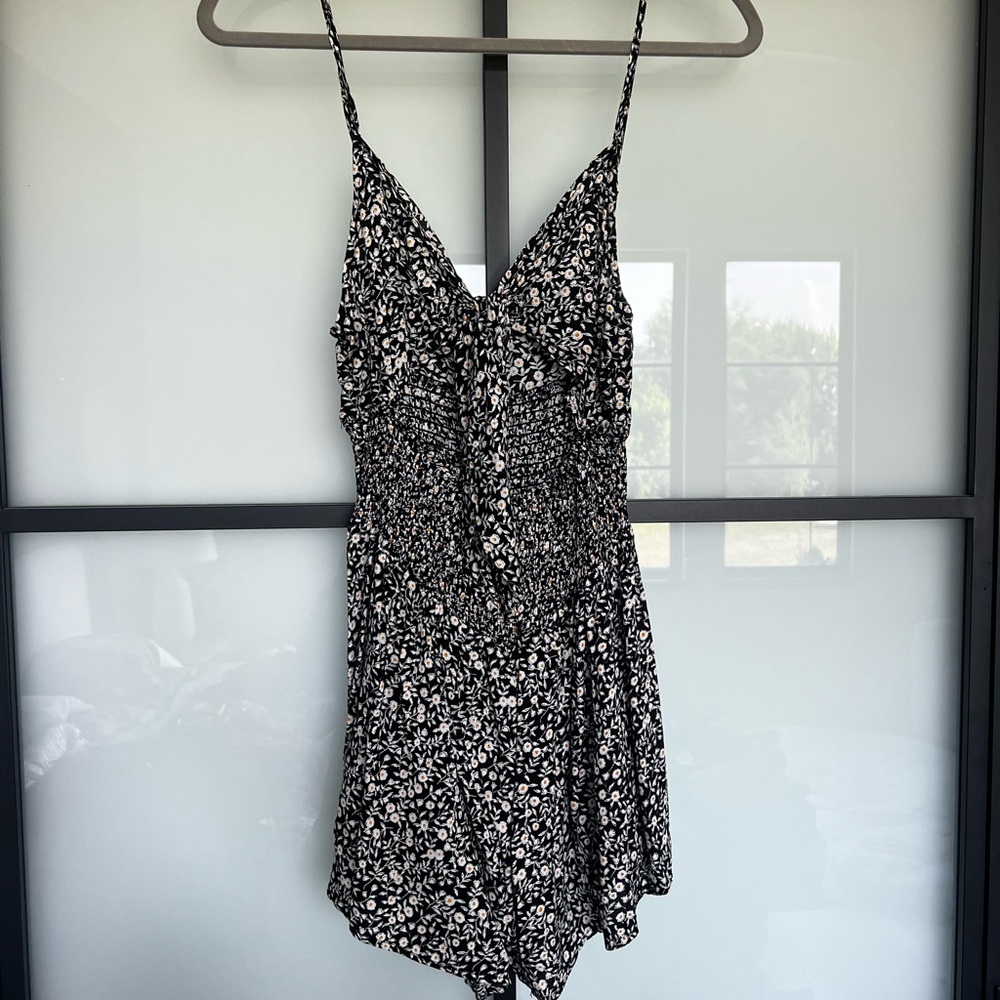 Tie front shorts romper from shein size M/6. Never worn but no tags.